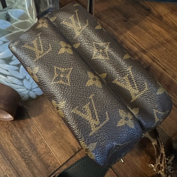 ๐ค AMAZONE LV Crossbody! ๐ค - Picture 8 of 8